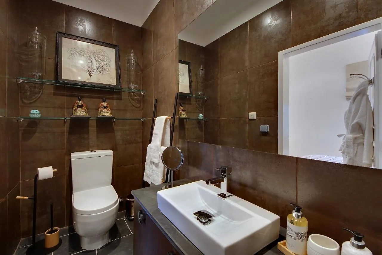 Casa Latino - Oceanfront - Luxury & Charming Villa- Jacuzzi At Rooftop By DreamvillasАлбуфейра 0*, Албуфейра